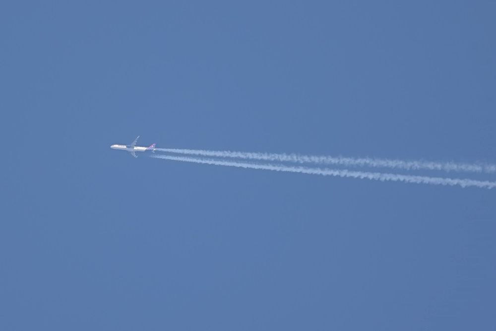 Пассажиры Airbus A321 десять минут летели без пилотов за штурвалом. Инцидент произошел еще 17 февраля 2024 года. Однако только сейчас, после публикации отчета следователей, стали известны подробности случившегося. Самолет авиакомпании Lufthansa с 199 пассажирами на борту следовал из Франкфурта в Севилью. Когда он находился над материковой частью Испании, капитан решил отлучиться в туалет, оставив первого помощника одного в кабине. Через 30 секунд после ухода капитана у офицера случился припадок, который, как выяснилось, был вызван ранее не диагностированным заболеванием сердца. Пилот начал бесконтрольно нажимать на кнопки и заблокировал дверь кабины изнутри. Данные "черных ящиков" подтверждают, что никто не контролировал самолет в течение 10 минут, пока капитан пытался попасть в кабину. В итоге пилот, у которого случился припадок, сумел сам открыть двери, после чего ему оказали помощь бортпроводники и врач, который летел этим же рейсом. Фото: iStock