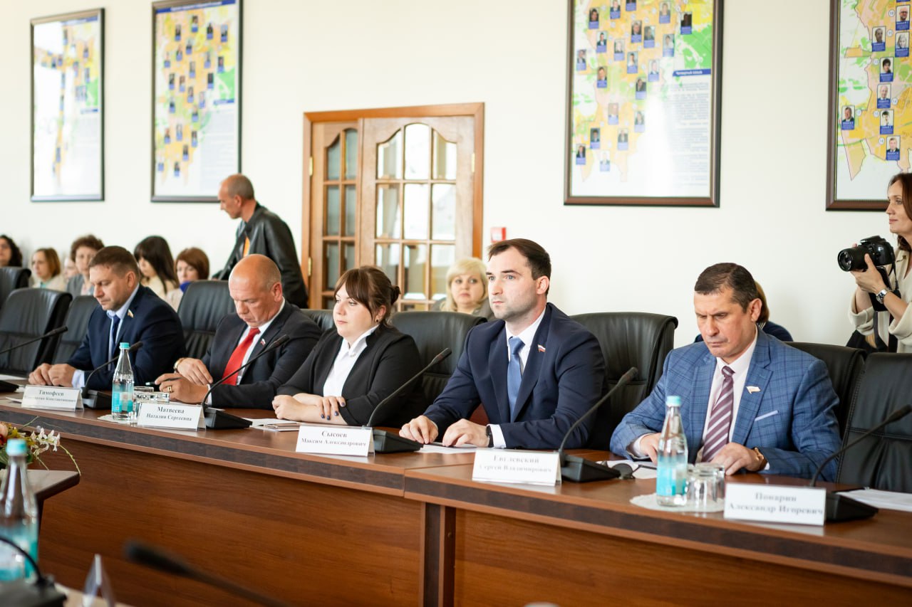 В Курске прошло 22-е очередное заседание Курского городского Собрания. • Депутаты утвердили отчет о деятельности Контрольно-счетной палаты Курска в 2024 году. Специалисты КСП провели 45 мероприятий: 12 контрольных и 33 экспертно-аналитических; проконтролировали 111 объектов. Неэффективного использования бюджетных средств не обнаружено. • Бюджет Курска на 2025 год и плановый период 2026–2027 годов был уточнён. Доходная часть бюджета достигла 18,2 млрд рублей. Общий объем доходов вырос на 7,9% по сравнению с 2023 годом. • Поручение врио губернатора Александра Хинштейна привело к выделению городу из областного бюджета 450 млн рублей на развитие и благоустройство областного центра. • Эти средства планируется направить на создание спортивных и детских игровых площадок, а также на улучшение общественных пространств. Кроме того, внесены технические корректировки по другим межбюджетным трансфертам. • Уточнены условия бесплатного горячего питания в школах для детей из семей участников СВО. Теперь оно будет предоставляться на весь период их обучения. • Для семей, проживающих на момент 6 августа 2024 года на территории временно отселенных населенных пунктов Курской области и временно прибывших в Курск, ввели дополнительные меры поддержки. Если в таких семьях после 6 августа 2024 года и до 1 мая 2025 года родится ребенок, его можно будет обеспечить специальными и молочными продуктами питания. Льгота действует на период чрезвычайной ситуации федерального значения. Фото: Рина Горлова