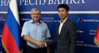 Китай планирует инвестировать в экономику ЛНР ⁠ По поручению Главы ЛНР, первый заместитель председателя Правительства ЛНР Юрий Говтвин подписал меморандум с представителями китайской делегации.  ЛНР с рабочим визитом посетила делегация из Китайской Народной Республики во главе с Ли Чжиюань, владельцем крупного бизнеса в КНР.  В ходе встречи с деловыми партнерами были обозначены приоритетные направления сотрудничества. Сейчас прорабатываются проекты по развитию нескольких сфер экономики. Они будут направлены на создание новых рабочих мест, увеличение поступлений налогов в бюджет и модернизацию отечественного бизнеса. Как следствие, это улучшит качество жизни наших жителей.  Подписанное соглашение выведет Республику на международный уровень и будет способствовать опера...  Подробнее>>>