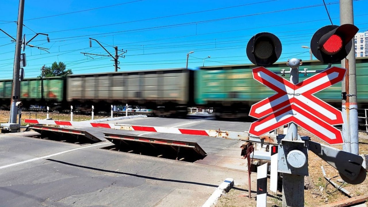 В Курске участились случаи травм среди граждан на железнодорожных путях  В последнее время участились случаи травм среди людей на железнодорожных путях из-за перехода в запрещённых местах. Следует отметить, что это не только опасно, но и нарушает административный кодекс.  Одним из обнаруженных мест является маршрут учащихся к филиалу Новопоселеновской школы в Курском районе, находящейся на улице Сливовая, 25а, города Курска. С 2023–2024 годов локомотивные экипажи были вынуждены трижды быстро остановить состав, чтобы избежать столкновения с посторонними лицами.  Курская дистанция пути информирует: пересечение и проезд через железнодорожные рельсы допускаются исключительно в специально оборудованных местах — на пешеходных переходах, в тоннелях, на мостах, переездах, путепроводах и т.д. Важно внимательно обращать внимание на сигналы, поступающие от технических устройств и работников железнодорожного транспорта.  Фото: администрация города Курска.