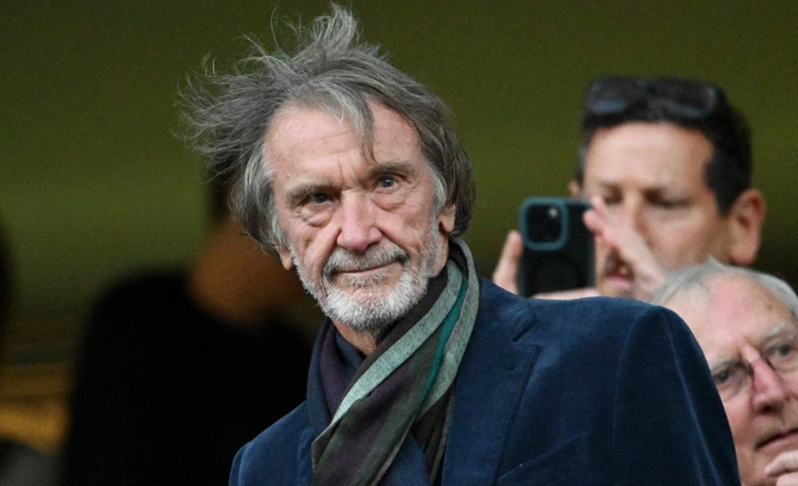 Совладелец футбольного клуба Манчестер Юнайтед Джим Рэтклифф извинился за свой выбор языка в высказываниях о колонизации Великобритании иммигрантами Текст заявления опубликовала The Guardian Ранее в интервью Sky News Рэтклифф заявил что Великобритания была колонизирована иммигрантами что обходится властям страны слишком дорого По его словам британская экономика находится не в лучшем состоянии и государство не может позволить себе выплачивать пособия огромному количеству иммигрантов Мне жаль что мой выбор языка обидел некоторых людей в Великобритании и Европе и вызвал беспокойство но важно поднять вопрос о контролируемой и хорошо управляемой иммиграции которая поддерживает экономический рост Фото Justin Setterfield Getty Images РБК в Telegram и MAX