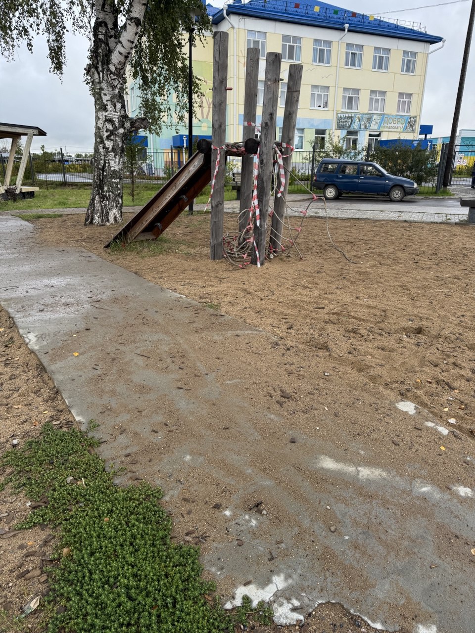 Прокуратура Верхнекетского района в судебном порядке потребовала обеспечить безопасность детских игровых площадок Прокуратурой Верхнекетского района Томской области проведена проверка в сфере обеспечения безопасности несовершеннолетних при эксплуатации детского игрового оборудования Установлено что на двух игровых площадках возведенных в рамках национального проекта Жилье и городская среда игровое оборудование имеет повреждения из за которых могут травмироваться дети В этой связи прокуратура района в судебном порядке потребовала от органа местного самоуправления устранить выявленные недостатки и привести игровые площадки в надлежащее состояние В настоящее время исковое заявление находится на рассмотрении в Верхнекетском районном суде Томской области