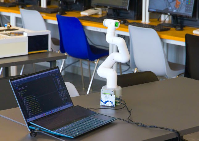 Как заставить искусственный интеллект работать по правилам   www up74 ru articles news 167924 Об этом шла речь на стратегическом совещании в координационном центре правительства РФ по выработке нацполитики в области регулирования технологий искусственного интеллекта По мнению участников встречи искусственный интеллект должен соблюдать ряд норм нужно обеспечить качество и безопасность систем наборы данных для обучения При этом важно предусмотреть и ответственность за просчеты а также применение российских и зарубежных ИИ моделей Уже сегодня нужно законодательно определить само понятие искусственного интеллекта разграничить ответственность разработчиков и пользователей определить сферы применения требования к проверке качества умных систем