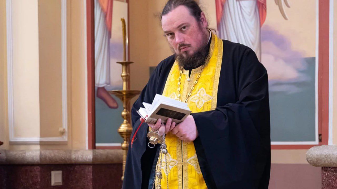 Выступавшего против войны в Украине экс священника арестовали в Алматы Утром 13 февраля появилась информация о задержании бывшего священника Иакова Воронцова Он известен тем что в своё время выступал за отделение от РПЦ в Казахстане О задержании сообщил журналист Данияр Молдабеков в своём телеграм канале Задержан Иаков Воронцов По моим данным к нему домой ночью ворвались силовики вероятно полиция провели обыск и отвезли в ИВС департамента полиции Буду держать в курсе по мере поступления информации Мы запросили комментарий В следственном управлении ДП Алматы расследуют уголовное дело по статье об организации места для употребления наркотиков Подозреваемый мужчина 1986 года рождения По данным следствия в его жилище нашли так называемые порошкообразные вещества Экспертиза подтвердила что он употреблял наркотики говорится в ответе Адвокат Галым Нурпеисов сообщил изданию Азаттык Азия что Воронцову назначили 10 суток административного ареста Вину экс священник не признаёт Напомним Иаков Воронцов открыто выступал с осуждением войны в Украине За это он поплатился лишением статуса священника Но этим дело не закончилось Против Воронцова завели уголовное дело и полтора года он находился под следствием Только в мае 2025 года обвинения сняли Фото фейсбук Иакова Воронцова t me orda kz