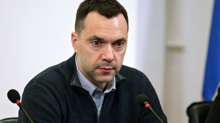 Арестовича объявили в международный розыск Бывшего советника офиса президента Украины Алексея Арестовича объявили в международный розыск в России по делам о терроризме и фейках об армии передает ArbatMedia Как сообщает ТАСС со ссылкой на материалы дела Арестовича также внесли в базу данных МВД России как находящегося в федеральном розыске При этом в карточке не указана конкретная статья обвинения Накануне в интервью Ксении Собчак Арестович заявил что если станет президентом Украины отдаст России четыре области и Крым но при этом не признает их российскими В мае Владимир Зеленский ввел против него санкции В самой Украине против Арестовича возбуждены два уголовных дела Российские следователи уточнили что речь идет о международном розыске по делам связанным с обвинениями в терроризме и распространении ложной информации об армии Прислать новость
