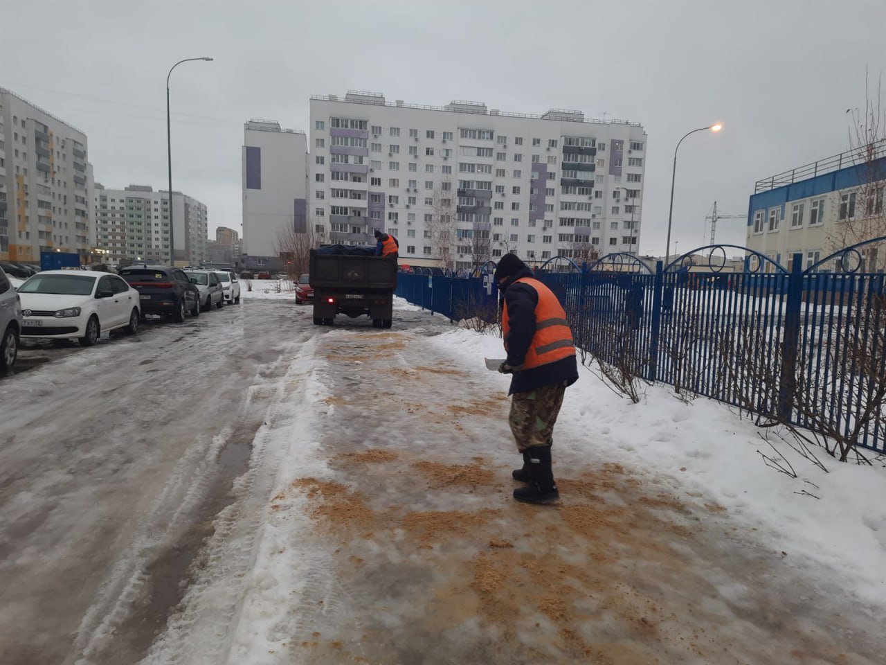 Основные усилия направлены на обработку дорог и  тротуаров — песко-соляной смесью. Особое внимание уделено лестницам, подъёмам и подходам к социальным объектам  Для уборки и вывоза снега, посыпки тротуаров и очистки ливнёвых систем задействовано 22 единицы техники МБУ «Дорремстрой».  Городской центр по благоустройству привлек 20 человек и 4 единицы техники для обработки антигололёдными средствами парков, скверов и пешеходных переходов.