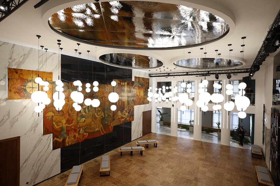 Губернатор Андрей Бочаров сегодня проведет встречу с молодежью где подведут итоги четвертого волгоградского фестиваля ТриЧетыре Встреча пройдет в возрожденном ТЮЗе Следите за текстовой трансляцией