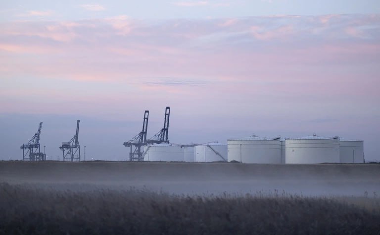 Великобритания в течение ближайших пяти лет может столкнуться с дефицитом газа так как стала более зависимой от импорта топлива Об этом говорится в отчете британского Национального оператора энергетической системы NESO передает Financial Times Ожидалось что уже согласованных поставок хватит чтобы удовлетворить спрос на газ при нормальных погодных условиях Тем не менее стресс тестирование при неблагоприятной погоде показало что есть риск для безопасности газоснабжения который может возникнуть в начале 2030 х годов говорится в отчете оператора Риск дефицита поставок газа может возникнуть если страна будет переходить на низкоуглеродную энергетику медленнее чем планировалось Кроме того система может не справиться с потерей крупного объекта инфраструктуры Однако если страна потеряет крупнейший объект газовой инфраструктуры хотя это и представляется маловероятным предложение газа не сможет покрыть ожидаемый спрос при любом из сценариев на 2030 2031 годы полагает оператор Все это ставит под сомнение энергетическую стратегию правительства заключили в NESO Фото Dan Kitwood Getty Images РБК в Telegram и MAX