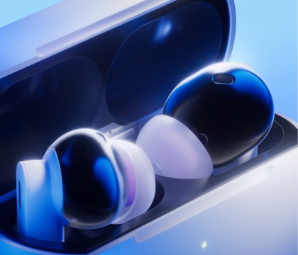 Представлены беспроводные наушники Яндекс Дропс с Алисой AI и Моей памятью Компания Яндекс представила наушники Яндекс Дропс которые позволяет общаться с искусственным интеллектом голосом и фиксировать идеи без использования экрана Яндекс Дропс первые наушники оснащенные встроенным ИИ ассистентом Алиса AI Концепция устройства строится вокруг постоянного и максимально комфортного доступа к нейросети обращаться к помощнику можно везде и в любой ситуации не доставая телефон или ноутбук