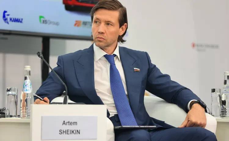 В Совфеде предложили создать онлайн-сервис для безопасной аренды жилья, на котором будут проверяться документы перед сделкой  Зампред Совета по развитию цифровой экономики при Совете Федерации, сенатор Артем Шейкин рассказал, что на рынке недвижимости давно действуют мошенники. Особенно уязвимы граждане, которые ищут жилье для аренды, совершают сделки без риелторов или оформляют покупку без должной юридической проверки, отметил он.  Шейкин считает, что случаи мошенничества происходят из-за недостаточной правовой грамотности граждан, легкости размещения фейковых объявлений и отсутствия единой системы проверки арендодателей и объектов.   «Когда человек теряет деньги, квартиру или уверенность в завтрашнем дне — это не просто бытовая проблема. Это тревожный сигнал обществу. Мы обязаны обеспечить такие правила игры, при которых ни одна семья, ни один студент, ни один арендатор не окажется жертвой мошенничества. Пока злоумышленники опережают систему — мы должны менять саму систему».