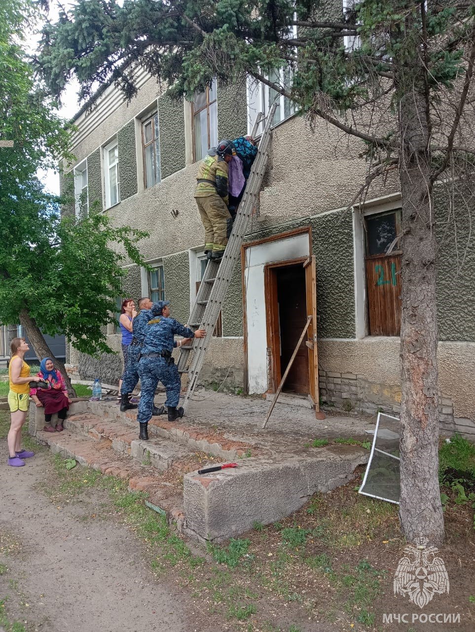 На пожаре спасены люди   В селе Волчиха произошёл пожар в 2-х этажном многоквартирном доме. Прибывшие бойцы пожарной охраны ликвидировали возгорание на площади около 20 кв.м. В работе были задействованы три пожарных рсчёта.    "По прибытии сразу стали эвакуировать людей из зоны задымления. Из квартир по соседству вывели двух ребятишек и пожилую женщину. Мужчина этажом выше успел надышаться дымом, но его тоже удалось вовремя эвакуировать. Арендатор квартиры, где произошёл пожар, на момент происшествия находился дома. По его словам, в комнате замкнуло проводку и огонь очень быстро распространился по потолочной плитке", - рассказал заместитель начальника пожарно- спасательной части № 67 Алексей Веретенников.  К сожалению, ещё одна пожилая женщина из квартиры второго этажа получила отравление продуктами горения, несовместимое с жизнью.
