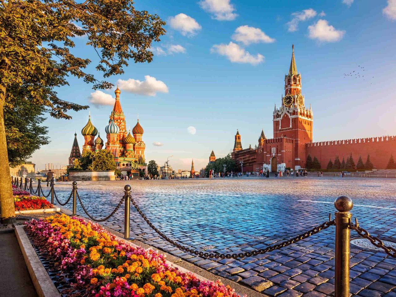 Турпоток в Москву вырос в 2,5 раза с 2010 года В прошлом году Москву посетили 26 млн туристов, что даже превысило рекордный показатель 2019 года тогда столицу посетило 24 млн туристов . Об этом в интервью РИА Новости рассказал Мэр Москвы Сергей Собянин. «Конечно, большая часть — это наши, российские туристы. Честно говоря, не очень уверен, что российские туристы у нас хуже иностранных с точки зрения экономики, скорее всего, наоборот во многом. И туристический оборот уже вырос, бюджетные доходы если считать, то примерно четверть триллиона в городской бюджет. То есть это такой реальный сектор экономики», - подчеркнул г-н Собянин.
