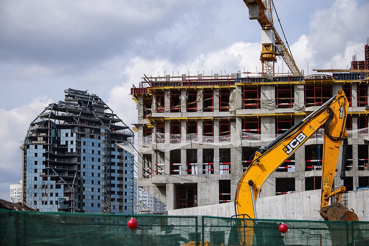 Научная сенсация из под ковша в Дубне отрыли древнюю деревню Находку сделали на площадке для строительства высокотехнологичных корпусов ОЭЗ Дубна По оценкам археологов возраст поселения превышает пять сотен лет Разумеется стройка была приостановлена Специалисты уже находят следы ушедшей эпохи нательные крестики украшения а также фрагменты керамики Все это поможет воссоздать картину повседневной жизни людей которые населяли берега Волги пять веков назад   Подпишитесь на Абзац TG VK Дзен MAX Rutube