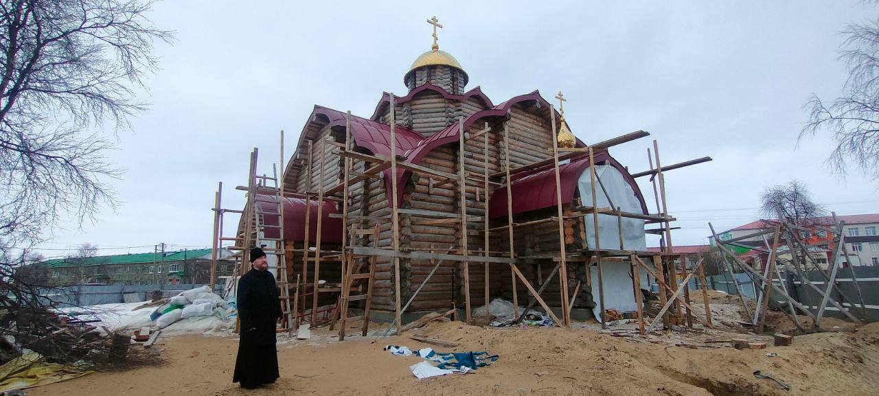 Епископ Софроний посетил строящийся храм Александра Невского и домовый храм Благовещения в посёлке Искателей. 19 мая, епископ Софроний совершил рабочий визит в посёлок Искатели, где посетил строящийся храм в честь святого благоверного князя Александра Невского и домовый храм Благовещения Пресвятой Богородицы. В ходе визита владыка осмотрел ход строительных работ, и выразил надежду о успешном завершение возведения храма. — Строительство нового храма — это важное событие для всей общины. Благоверный Александр Невский — не только великий святой, но и символ мужества и веры для нашего народа. Уверен, что этот храм станет духовным центром для жителей посёлка, — отметил епископ Софроний. Владыка особо подчеркнул, что святой князь Александр Невский, канонизированный Русской Православной Церковью, почитается как покровитель воинов и защитников Родины, что особенно актуально в наше время. Также владыка посетил домовый храм Благовещения Божией Матери, где подчеркнул значение молитвенной жизни в малых храмах.