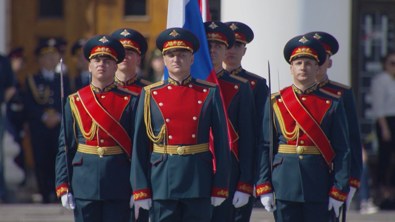 Первая репетиция Парада Победы пройдет в Волгограде 2 мая  Согласно данным на сайте госзакупок, тренировки состоятся 2,4 и 7 мая. Каждая из них продлится три часа. Сам Парад Победы 9 Мая на площади Павших борцов продлится два часа.  Напомним, что с завтрашнего дня в центре Волгограда вводят пешеходный режим.    В этом году на Параде Победы также состоится воздушная часть. В преддверии празднования 9 Мая пройдут Всероссийские соревнования на Кубок Великой Победы – тренировочные полеты запланированы на 5 и 6 мая, само мероприятие – 7 мая.    Подписаться