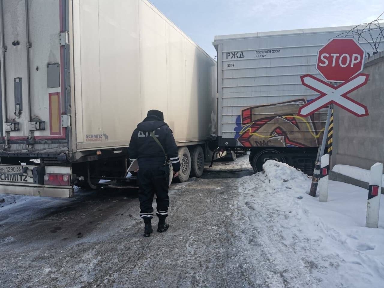 Фура с яйцами столкнулась с тепловозом в Березовском   По предварительным данным, авария произошла на нерегулируемом железнодорожном переезде. Тепловоз столкнулся с грузовиком Renault, который перевозил 13 тонн яиц. В результате аварии пострадал составитель поезда.   Мужчину с тяжелыми травмами госпитализировали в реанимацию. Сотрудники полиции проводят проверку.    В.Н. Горелых