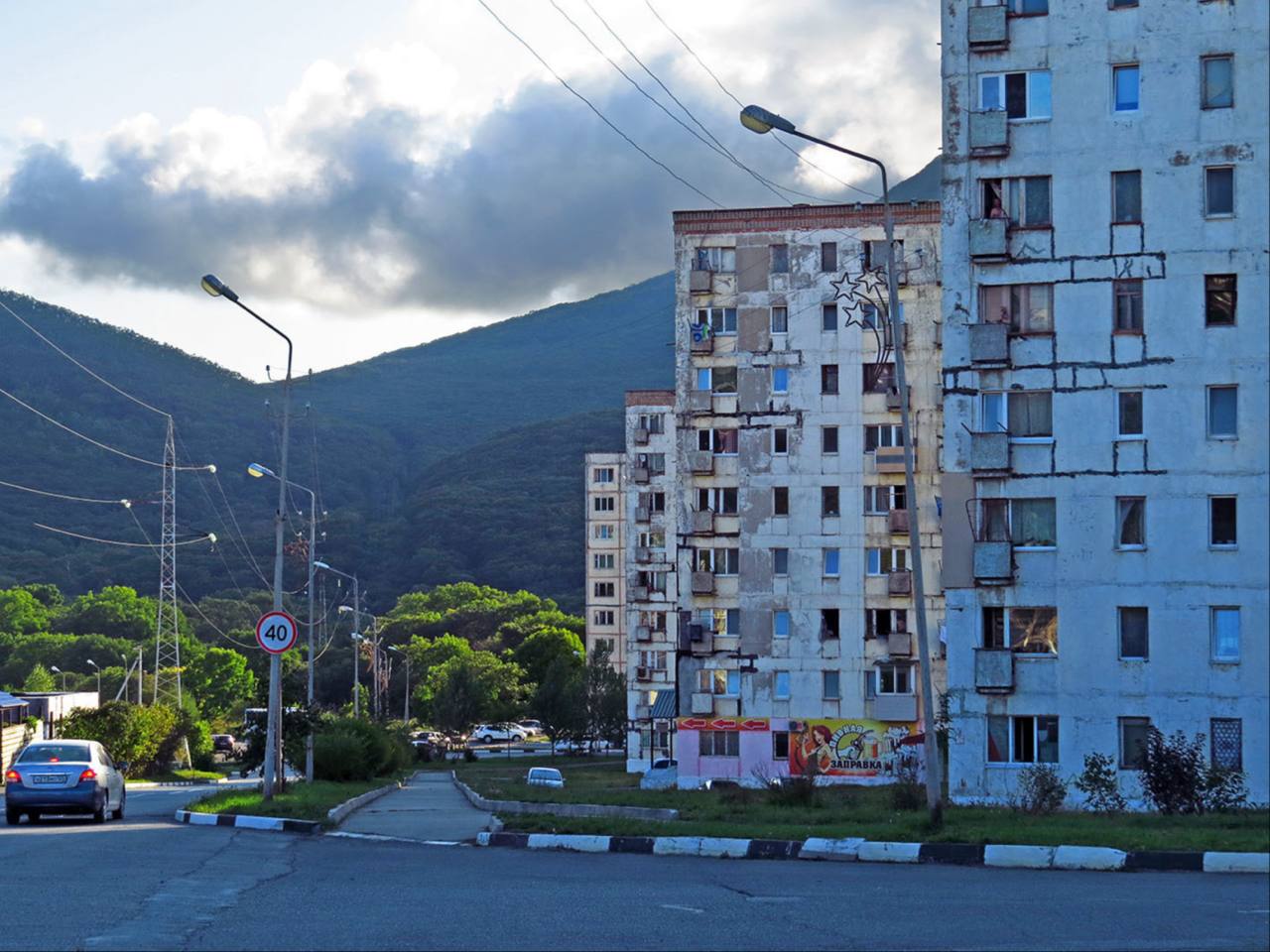 В Фокино шестиклассников жестоко избили по заказу одноклассницы В Фокино расследуют шокирующую историю 26 ноября компания из шести подростков 17 18 лет подкараулила двух братьев двойняшек учеников 6 класса и жестоко избила их у магазина недалеко от школы По словам матери пострадавших бил один студент местного колледжа остальные создавали массовку не вмешиваясь У одного ребёнка два перелома носа со смещением травма глаза выбитый зуб и сколы нескольких других его госпитализировали во Владивосток Второму били по голове после этого он сутками спал и не мог ходить в школу За день до нападения эта же компания избила ещё одного школьника а четвёртую предполагаемую жертву полиция успела защитить Позже выяснилось что расправу организовала их одноклассница она пожаловалась старшим подросткам будто мальчики её обижают а после избиения заявила что пошутила Мать пострадавших боится что девочка и остальные участники нападения могут уйти от ответственности РОДИТЕЛИ ПРИМОРЬЯ