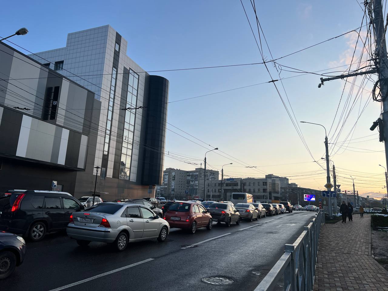 В ставропольских пробках виноваты светофоры Примерно такое впечатление у некоторых жителей города сложилось судя по жалобам в чате МЦУ Люди устали стоять в уличных заторах Ставропольцы пишут Участок дороги от Серова Достоевского до Мира ехали 30 минут И это в 7 30 утра Проехать пересечение улиц Мира Доваторцев на разрезающий сигнал светофора успевает 4 максимум 5 машин В тоже время вчера например время горения зеленого сигнала светофора для улицы Доваторцев на пересечении с улицей Мира составляло 35 секунд На Чапаева тоже пробка огромная по утрам тоже светофор настроен так что Чапаева стоит по 90 секунд а едет 11 секунд В мэрии отметили что на некоторых участках в городе установлена интеллектуальная транспортная система Умный светофор которая в автоматическом режиме отслеживает транспортный поток и разгружает перекрестки Еще сейчас специалисты устраняют сбои после временного аварийного прекращения подачи электроэнергии   Stavropol Media Прислать новость
