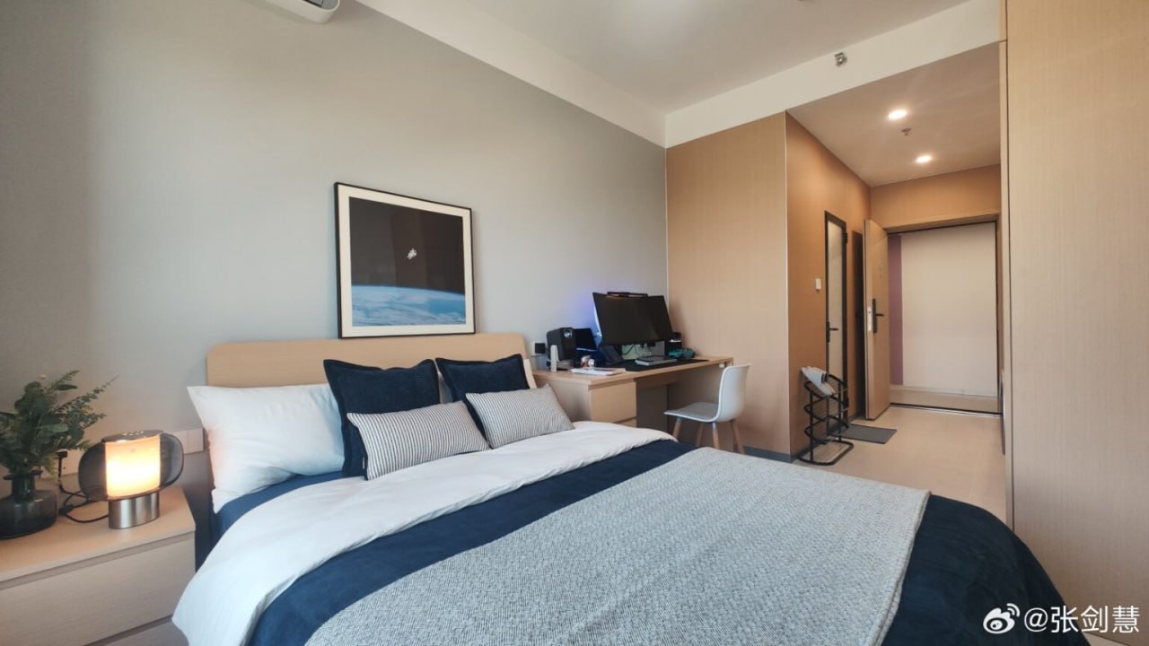 Xiaomi построила «умные» квартиры за 22 000 рублей  Аренда чудо-жилья Youth Apartment не так дорога, но заселиться смогут далеко не все.  Все потому что «умные» апартаменты построены исключительно для студентов, которые после обучения будут работать на компанию. С учетом всех интерьерных удобств, цена более чем доступная — за месяц проживания в ЖК Xiaomi просят около 2000 юаней  ~ 22 тыс руб . Вот что входит в стоимость:  • Вся мебель, техника и даже умные шторы — от Xiaomi • Общая зона с коворкингом, фитнесом, рестораном и парком • Есть трансфер до учебных кампусов  Устроить новоселье можно в Пекине, там 7 зданий и 2658 квартир-студий по 29 квадратных метров и в Нанкине — 566 двухкомнатных квартир по 55 квадратов.  Сейчас заявки принимают только от выпускников 2025 года, позже откроют приём и для выпускников 2022–2024 годов. В нанкинский корпус могут заселяться действующие сотрудники без ограничений.  Между тем, Xiaomi уже проектирует третий жилой комплекс — рядом с заводом по производству электрокаров SU7 и YU7.
