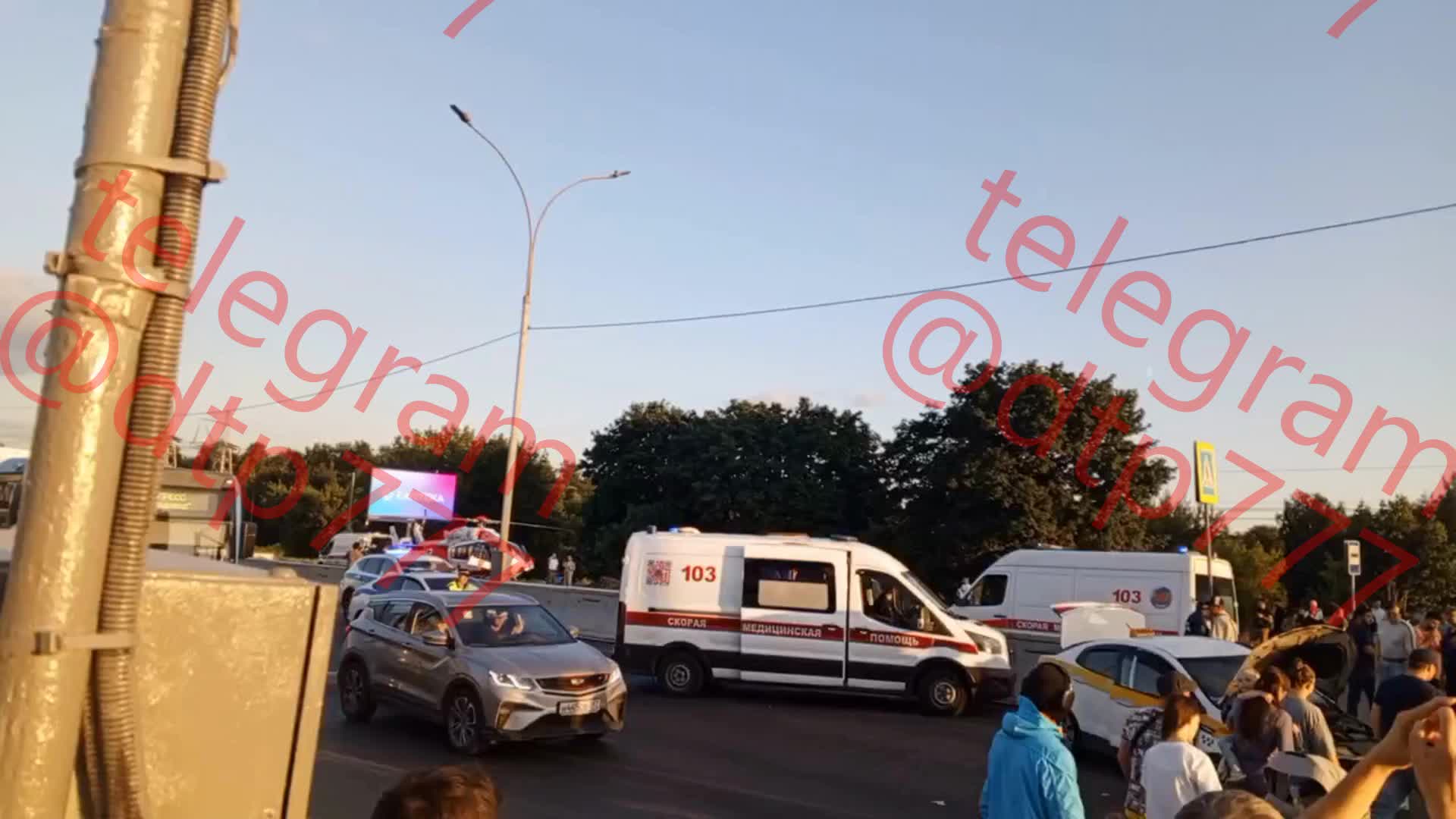 Эвакуация пострадавших с места ДТП в Москве и ТиНАО