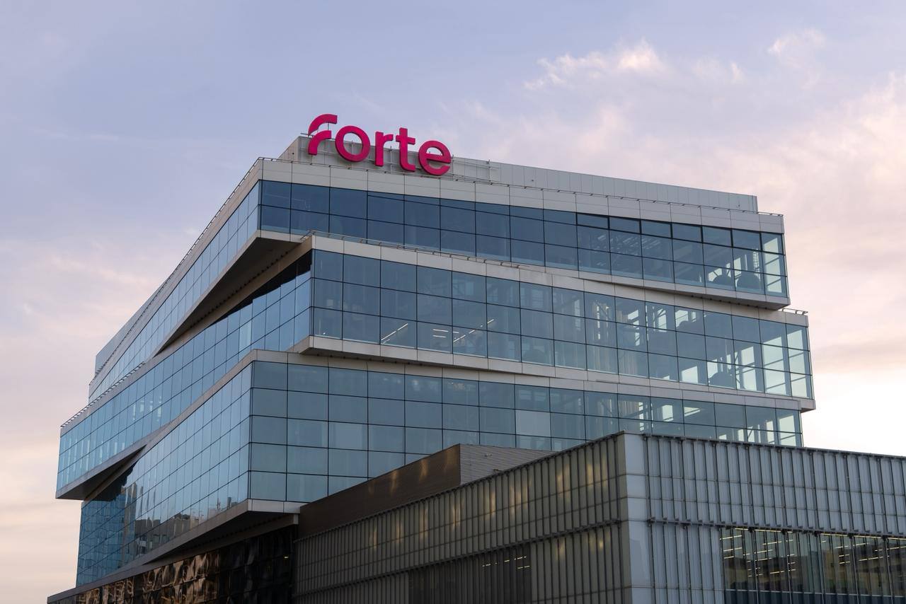 ForteBank выпустил первый в Казахстане бессрочный субординированный бонд AT1 Банк разместил бессрочные облигации Additional Tier 1 AT1 на 400 млн с купонной ставкой 9 75 годовых это первый подобный выпуск в истории Казахстана Сделка проведена по стандартам 144A RegS с листингом на Vienna MTF и AIX и соответствует требованиям Базель III Инструмент учитывается в капитале первого уровня Интерес инвесторов превзошёл ожидания книга заявок была переподписана почти в 3 раза В размещении участвовали более 100 инвесторов в основном из Великобритании США Швейцарии и Гонконга Размещение AT1 это инвестиция в будущее Оно укрепит наш капитал и позволит активнее кредитовать экономику отметил Тимур Исатаев Председатель Совета директоров ForteBank Организаторы сделки J P Morgan First Abu Dhabi Bank Commerzbank Mashreq и ForteFinance Выпуск AT1 стал шагом в стратегии по укреплению капитала и расширению доступа к международным рынкам TENGENOMIKA