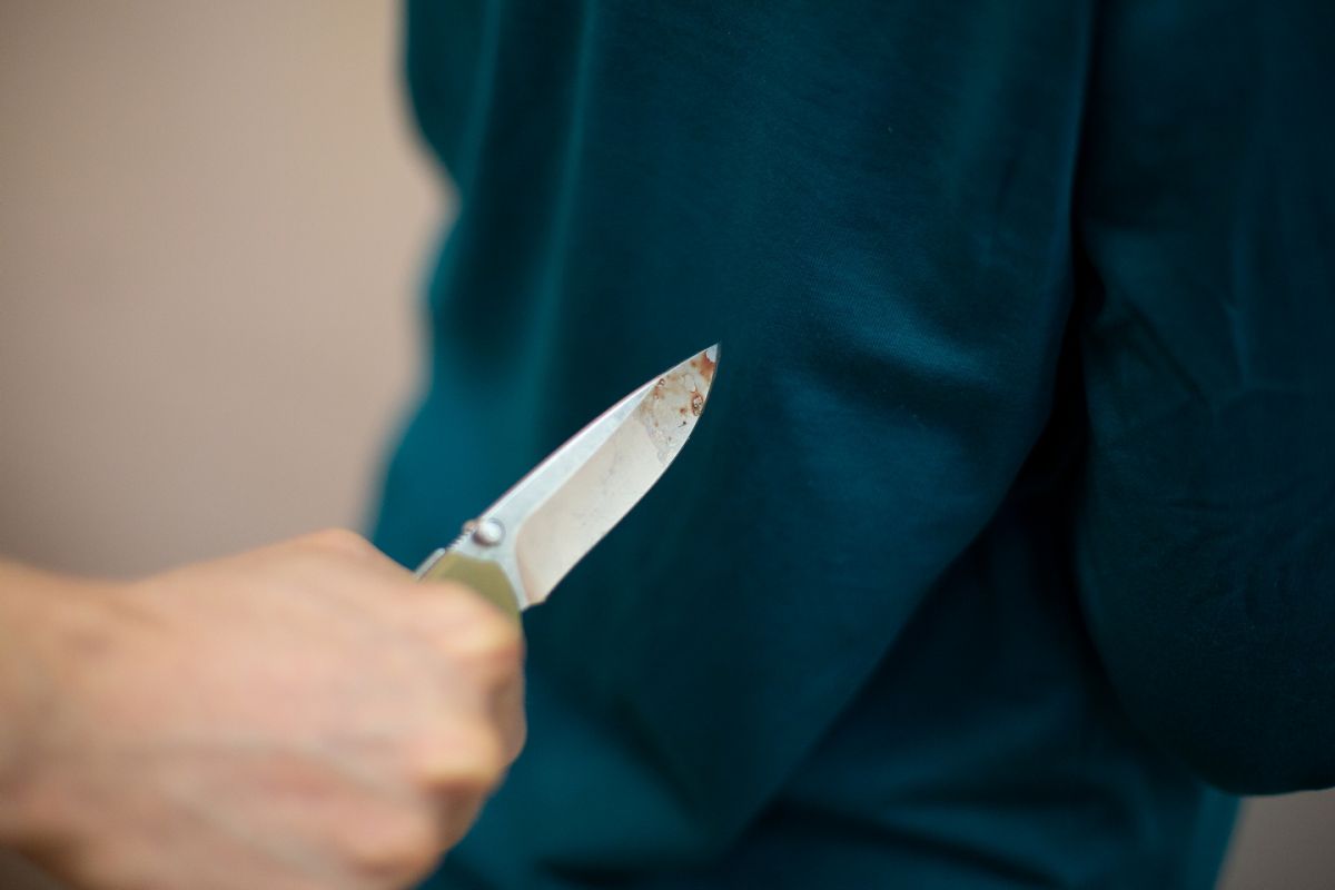 В Калуге задержан мужчина нанесший тяжелое ножевое ранение сожителю дочери   kaluganews ru fn 1784698 html Калужанин 49 лет задержан по подозрению в умышленном причинении тяжкого вреда здоровью с применением оружия Согласно данным полиции подозреваемый в состоянии алкогольного опьянения приехал в квартиру к своей дочери Он требовал разговора с супругой но вместо нее вышел молодой человек сожитель дочери который решил заступиться за женщину   Прислать новость Подписаться