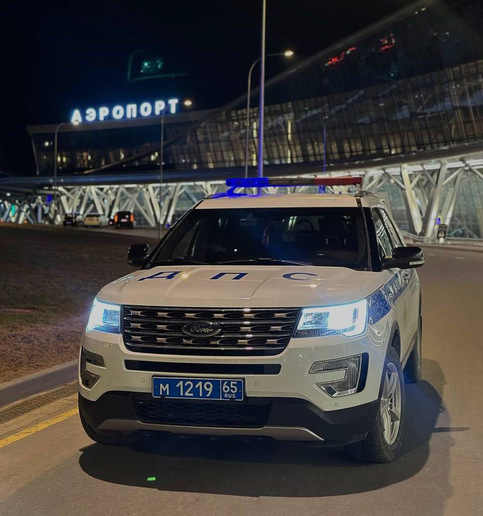 Почти 4 000 нарушений за сутки попали в объективы дорожных камер на Сахалине Областная Госавтоинспекция поделилась сводкой за 30 июня. За прошедшие сутки на Сахалине зарегистрировано 3 ДТП с пострадавшими. Сотрудники ведомства пресекли 114 нарушений ПДД. Кроме того: задержали и отстранили от управления 5 пьяных водителей; задержали 10 водителя без прав. К административной ответственности привлекли: 3 водителя - за выезд на полосу, предназначенную для встречного движения; 1 водитель - управляющий транспортным средством незарегистрированным в установленном порядке; 7 водителей - нарушивших правила применения ремней безопасности; 9 водителей - управляющих транспортными средствами с «тонировкой» на стеклах; 4 водителя - нарушивших правила перевозки детей; 3 водителя - за несоблюдение требований, предписанных дорожными знаками и нарушение правил стоянки транспортных средств; 4 водителя - управляющих транспортными средствами при наличии технических неисправностей глушители . Составлено 6 административных материала на водителя, не уплативших административные штрафы по линии Госавтоинспекции в установленный срок. Задержаны и помещены на специализированную стоянку 5 автомобилей. Помимо этого, стационарные комплексы фото-, видеофиксации зафиксировали 3936 нарушений ПДД. Из них к административной ответственности уже привлечены: 3241 водитель - за нарушение скоростного режима; 93 водителя - за движение на запрещающий сигнал светофора; 79 водителей - за выезд на полосу, предназначенную для встречного движения; 271 водитель - за нарушение правил использования ремней безопасности; 11 водителей- за непредоставление преимущества в движении пешеходам.