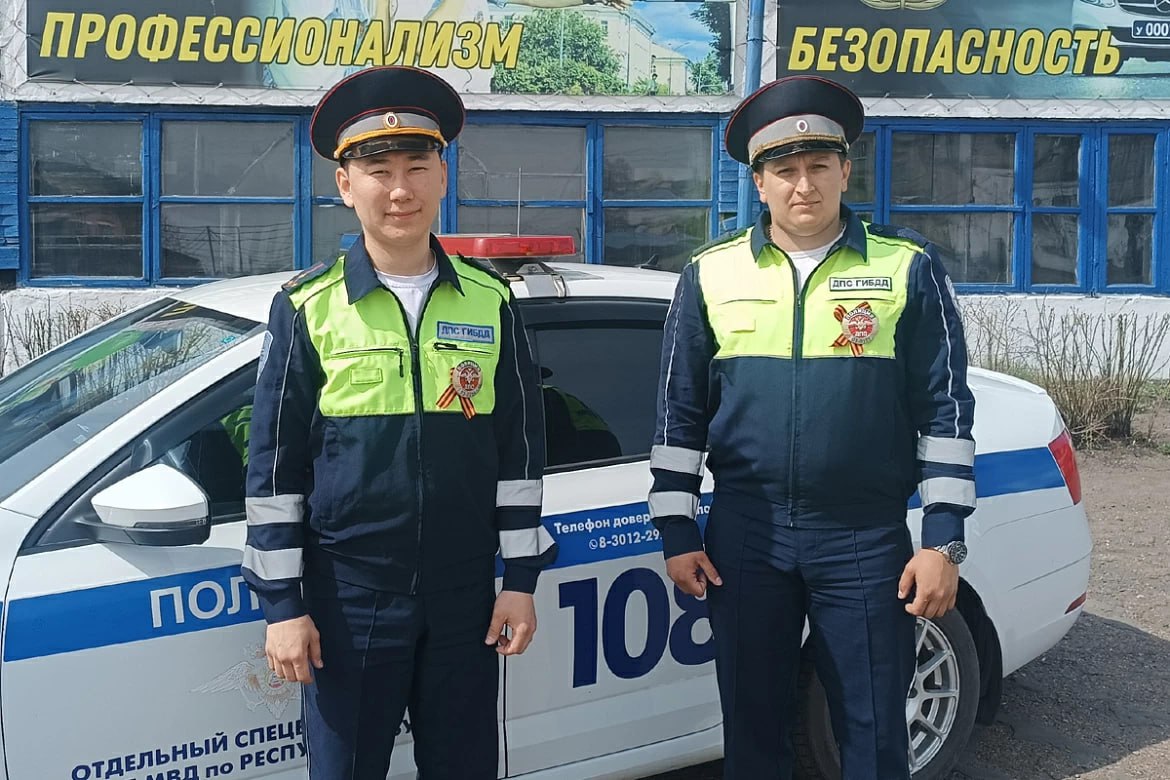 В Улан-Удэ полицейские спасли дом Вечером 5 мая в Улан-Удэ сотрудники отдельного специализированного батальона ДПС помогли спасти дом от огня. Во время патрулирования инспекторы заметили дым над частным сектором в микрорайоне Загорск. Полицейские поспешили к месту происшествия. Как оказалось, дым валил с территории огороженного высоким сплошным забором домовладения. #Бурятия Подробности в «Номер один» Сообщить нам свою новость можно по кнопке: Письмо в редакцию