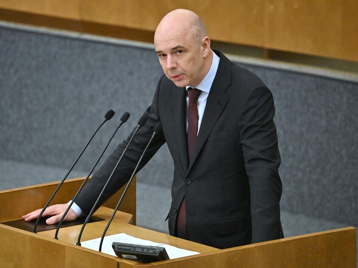 Использование средств Фонда национального благосостояния ФНБ в текущем году на покрытия дефицита бюджета не потребуется заявил глава Минфина Антон Силуанов на заседании Комитета Госдумы по бюджету и налогам По словам министра в ближайшие три года дефицит федерального бюджета в России будет на безопасном уровне В 2026 году по его словам прогнозируемый дефицит бюджета составит лишь 1 6 ВВП с перспективой дальнейшего снижения В этой связи Силуанов подчеркнул что в настоящее время каких либо изменений налогового законодательства в части дополнительных изъятий делать не нужно