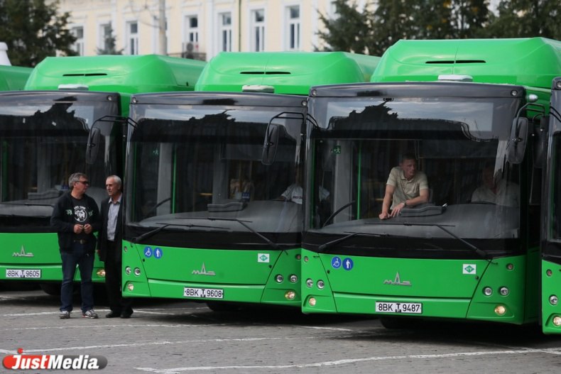 Свердловское правительство по поручению губернатора Евгения Куйвашева выделило Екатеринбургу субсидию в размере 2 млрд рублей.  Деньги пойдут на заключение брутто-контрактов с перевозчиками с 1 февраля 2025 года. Предельный уровень софинансирования расходов составит 50%. Брутто-контракты изменят систему доходов перевозчиков, они будут зависеть не от количества перевезенных пассажиров, а от пройденного километража.