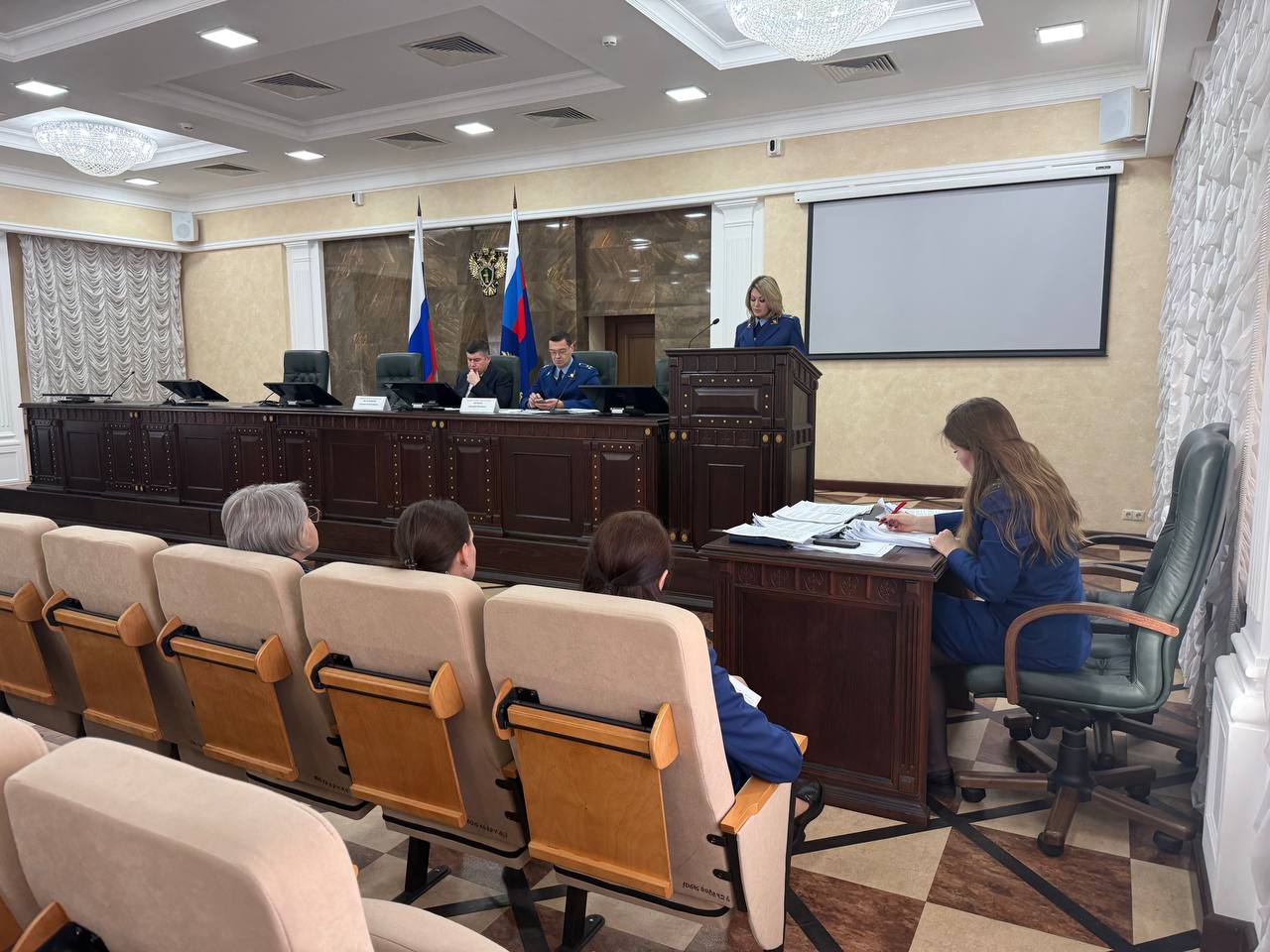 Уголовно судебным управлением с участием территориальных прокуратур проведен учебно методический семинар по актуальным вопросам поддержания государственного обвинения Уголовно судебным управлением с участием территориальных прокуратур проведен учебно методический семинар по актуальным вопросам поддержания государственного обвинения по уголовным делам в том числе по которым судами приняты решения о возвращении уголовных дел прокурору реабилитирующим постановлениям а также пересмотру судебных постановлений в апелляционном и кассационном порядках Работники уголовно судебного управления разъяснили проблемные вопросы возникающие при пересмотре судебных решений в судах апелляционной и кассационной инстанций причины возвращения уголовных дел прокурору в порядке статьи 237 УПК РФ а также особенности представления доказательств при рассмотрении уголовных дел с участием коллегии присяжных заседателей По итогам проведенного семинара начальником уголовно судебного управления Дмитрием Волковым отмечена особая важность роли государственного обвинителя и повышения профессионализма при поддержании государственного обвинения