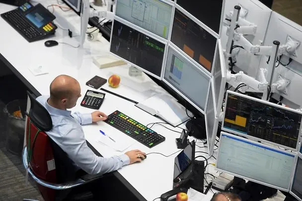 Российский разработчик решений в сфере информационной безопасности F6 планирует в этом году выйти на фондовый рынок сообщили в компании По итогам 2025 года выручка F6 выросла в 2 5 раза до 3 9 млрд руб валовая прибыль в 52 раза до 2 4 млрд руб при этом чистый убыток по РСБУ составил 688 млн Операционная деятельность компании началась в конце 2024 года поэтому обозначенные результаты можно назвать стартовыми для бренда F6 Ранее компания носила название Group IB jkinvest news jkinvest