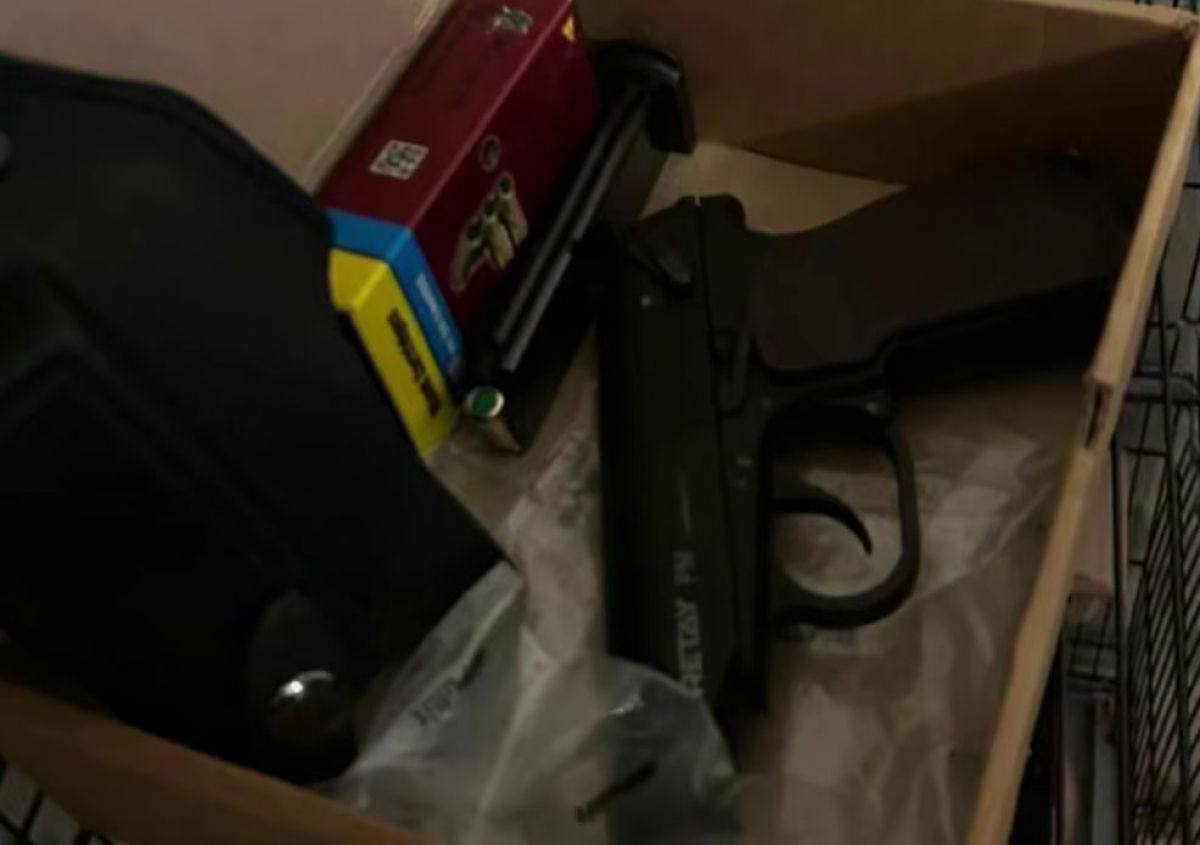 В Туле задержаны вымогатели угрожавшие раненым участникам СВО Силовики провели успешную операцию по задержанию группы вымогателей которые требовали миллион рублей у солдата проходившего лечение в госпитале Неизвестные угрожали ему намекая на скорую выписку и возвращение на фронт если он не выполнит их требования При обыске у задержанных нашли банковские карты электронные устройства и предметы похожие на пистолеты Проводится экспертиза чтобы выяснить являются ли они настоящим оружием Это уже не первый случай их преступной деятельности