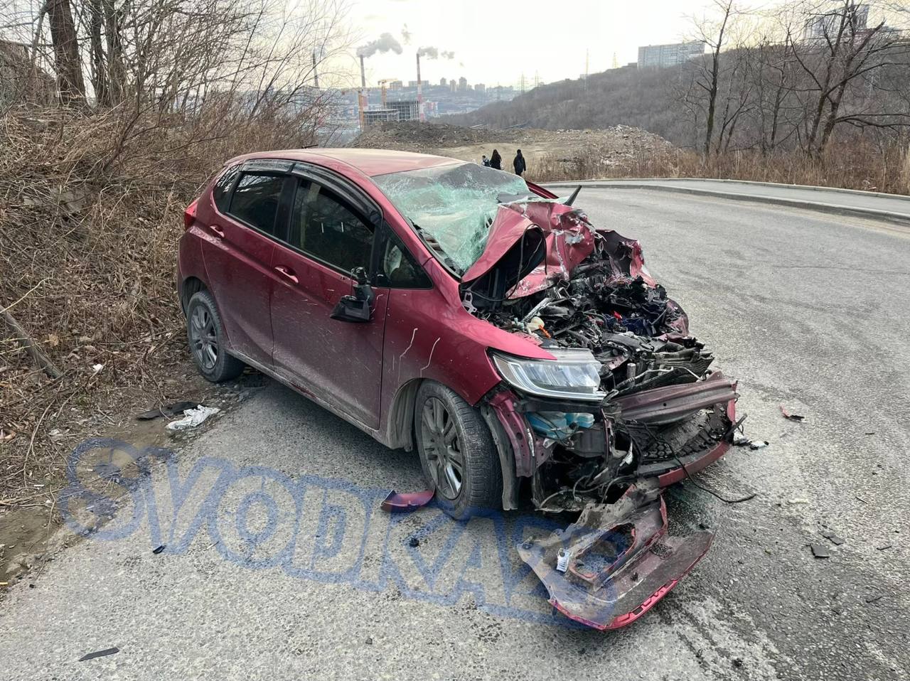 ⏺Во Владивостоке на Нейбута водитель размотал Honda Fit, влетев в большегруз на встречке  Водитель Фита выезжал из закрытого поворота, вылетел на встречку где столкнулся с большегрузом. В результате водителя Honda Fit увезли на скорой.  Источник АВТОГАРАНТ