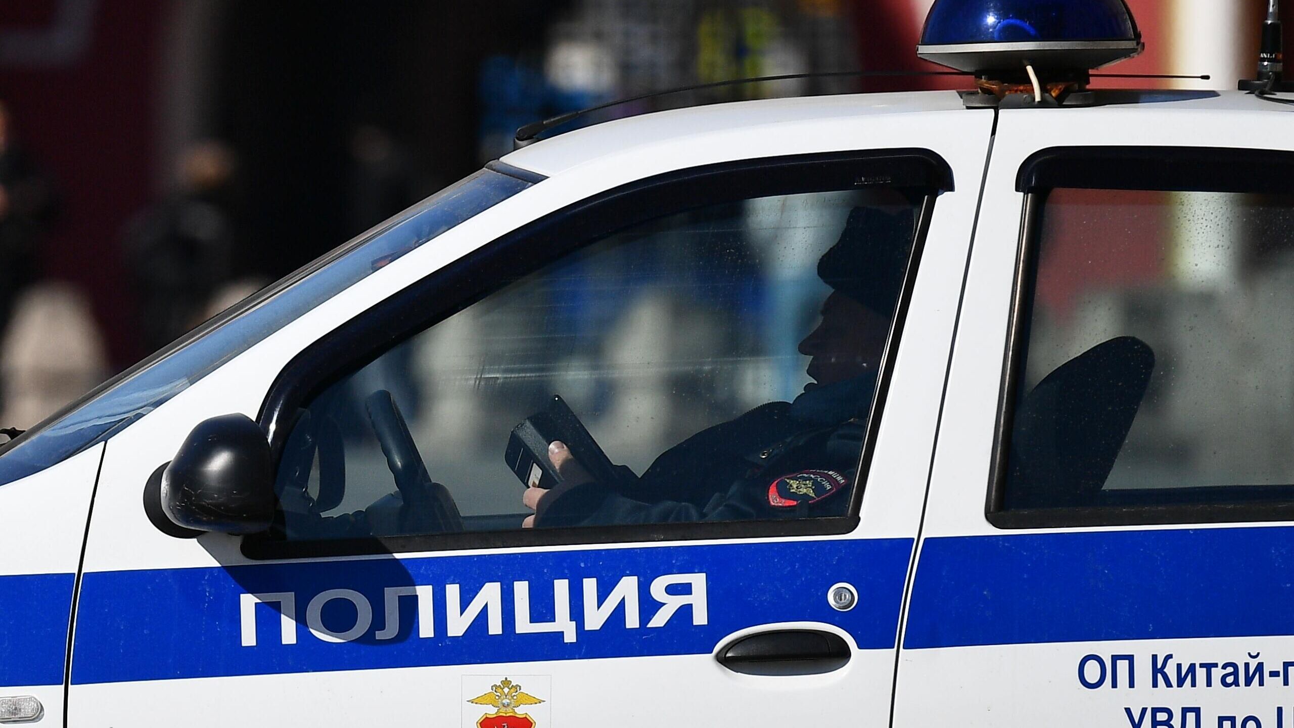 Полиция Санкт Петербурга нашла владельца гранаты обнаруженной в мусорном контейнере в Красногвардейском районе куда по словам задержанного ее случайно выбросили его родственники сообщила пресс служба регионального главка МВД РФ Как отмечается в четверг в мусорном контейнере у дома 145 корпус 2 по Пискаревскому проспекту был обнаружен боеприпас граната Ф1 который был изъят специалистами и вывезен на спецполигон для уничтожения В результате проведенных оперативно разыскных мероприятий сотрудниками уголовного розыска установлен и задержан предполагаемый владелец взрывоопасного предмета 45 летний местный житель работающий водителем в фирме