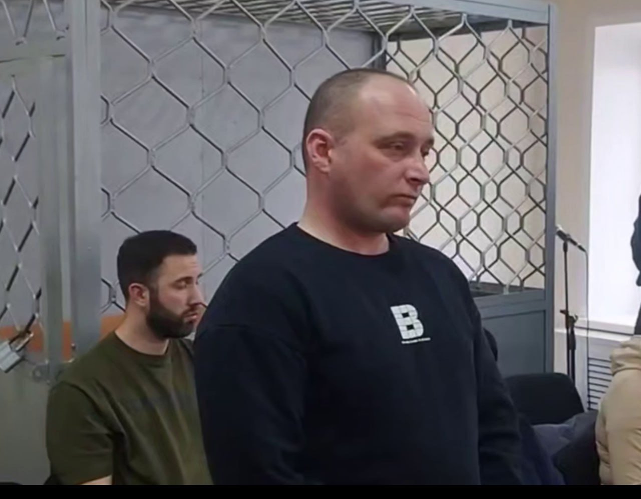 Адвокаты отца из Красной Сопки не верят в смерть детей от дихлофоса и требуют провести эксперимент на мышах. Адвокат Александр Гуртовенко в разговоре с ТАСС заявил, что защита Дмитрия Виноградова в суде попросит провести следственный эксперимент на грызунах. «Их помещают в определенное помещение и разбрызгивают дозу дихлофоса. Наш эксперт уверен, что ничего с мышами не будет, они выживут. Это надо проверять». Как утверждает Гуртовенко, адвокаты Дмитрия Виноградова не верят в то, что дихлофос стал причиной гибели детей. Защита планирует пригласить в суд своего эксперта для опровержения версии с дихлофосом. 6 мая в суде Дмитрию Виноградову предъявили обвинение в причинении смерти по неосторожности четырем лицам. Ему грозит до 4 лет лишения свободы. Следующее заседание назначено на 21 мая.