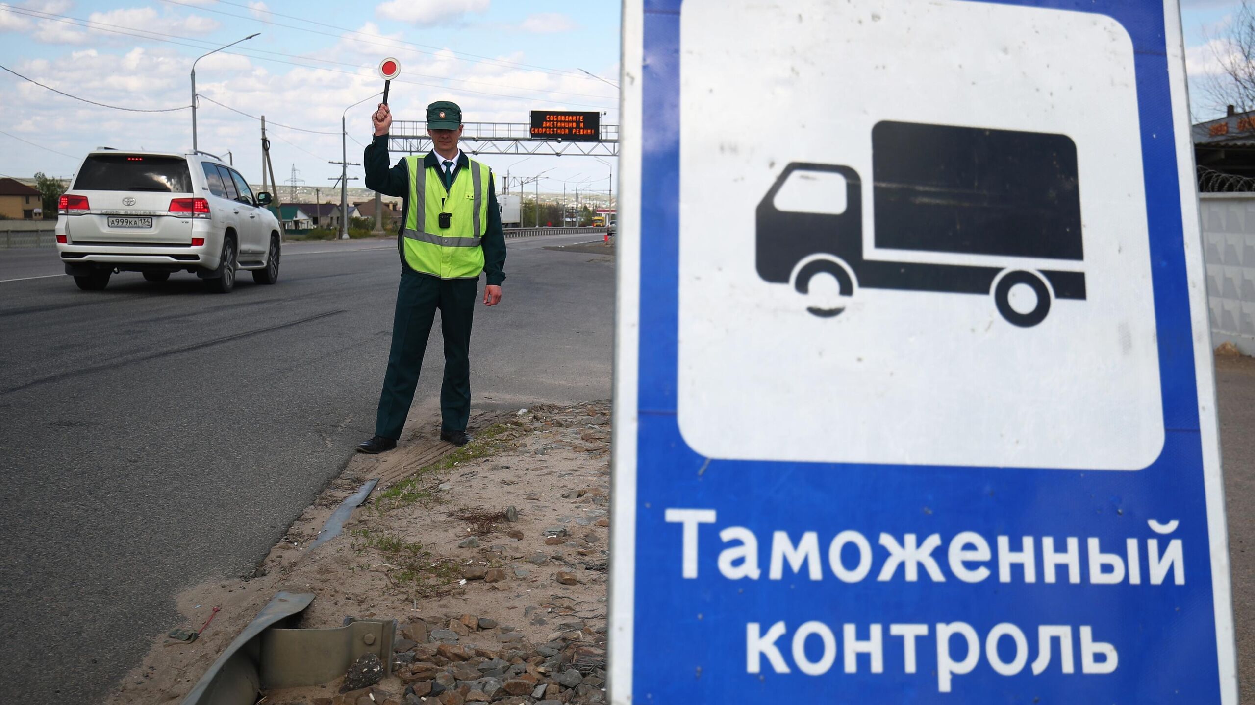 Федеральная таможенная служба ФТС за январь сентябрь 2025 года пресекла оборот около 7 5 миллиона единиц контрафактной продукции рассказали РИА Новости в пресс службе ведомства За 9 месяцев 2025 года таможенными органами выявлено более 5 5 тысячи случаев нарушения прав на объекты интеллектуальной собственности и пресечен оборот около 7 5 миллиона единиц контрафактной продукции говорится в сообщении При этом за аналогичный период 2024 года таможенные органы пресекли ввоз 4 1 миллиона единиц контрафактной продукции В целом в 2024 году таможенниками выявлено 5 8 миллиона единиц контрафактной продукции отметили в ФТС За январь сентябрь 2023 года пресечен ввоз 3 3 миллиона единиц такой продукции по итогам 2023 года выявлено 4 9 миллиона единиц контрафакта добавили в ведомстве Наиболее часто выявляемые категории товаров игрушки одежда и обувь сигареты автозапчасти отметили в ФТС