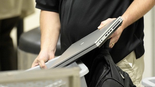  В Зеленодольске росгвардейцы поймали мужчину за кражу дорогого ноутбука из магазина В Зеленодольске поймали воришку, укравшего ноутбук за 100 тысяч и скрывшегося с места преступления. Росгвардейцы нашли его по камерам: мужчина заметно нервничал при виде патрульной машины. Ноутбук при нем не нашли: выяснилось, что он успел передать его знакомому. Сейчас решается вопрос о возбуждении уголовного дела Подпишитесь: