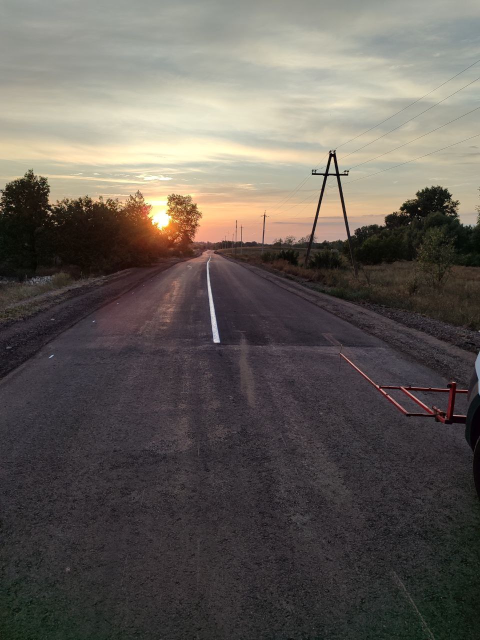 На участке автодороги Передельское - Старый Айдар, протяженностью около 8 км, завершаются работы по восстановлению верхнего изношенного слоя дорожного покрытия. Специалисты уже приступили к нанесению разметки, что свидетельствует о том, что готовность автодороги находится на финишной прямой. Ремонт автомобильных дорог в Станично-Луганском округе — это важный шаг к улучшению качества жизни наших жителей и восстановлению транспортной инфраструктуры. Поддержка Президента Российской Федерации Владимира Владимировича Путина и Главы Республики Леонида Ивановича Пасечника играет ключевую роль в реализации программ, направленных на улучшение дорожного покрытия. Эти работы осуществляются при активной поддержке Министерства инфраструктуры и транспорта ЛНР. Наша цель — обеспечить безопасное и комфортное передвижение для всех участников дорожного движения и сделать наши дороги не только качественными, но и надежными. Мы стремимся к тому, чтобы каждый километр дороги служил на благо наших граждан!
