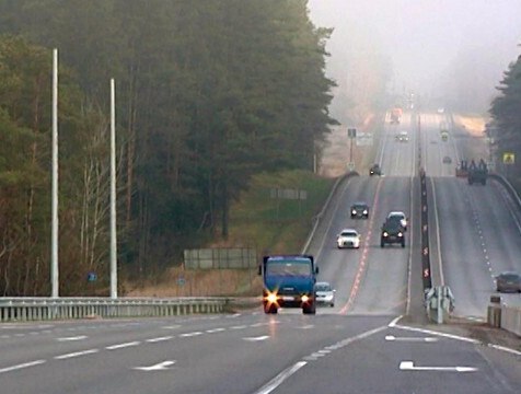 Время в пути из Калуги до Москвы на автомобиле может сократиться В прошлом году стартовала масштабная реконструкция трассы М-3 "Украина". Для Калужской области наиболее важен участок от въезда в регион до Малоярославца. О том, какой станет эта дорога после реализации проекта, рассказали на рабочем совещании под руководством замгубернатора области Ивановой Ольги.