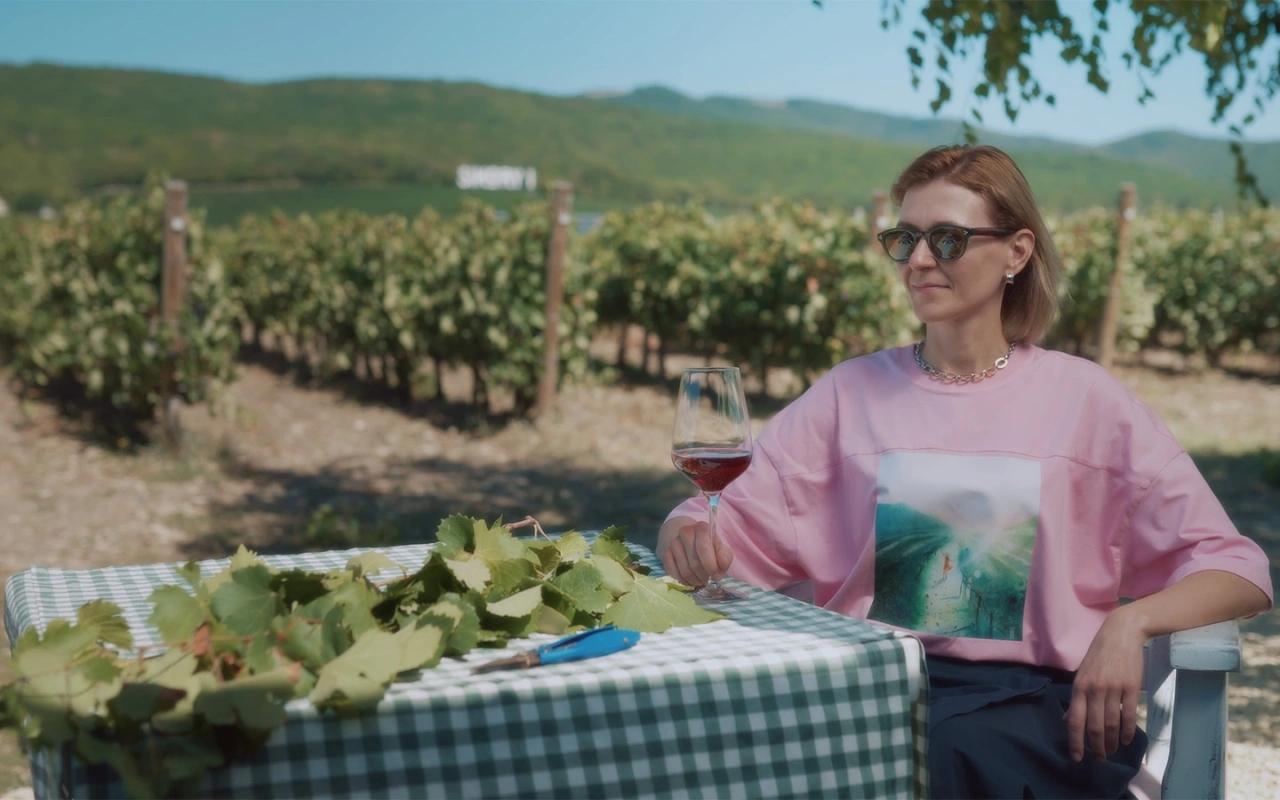 Премьера Время вина люди на РБК Смотрим первую серию второго сезона На РБК состоялась премьера первой серии второго сезона документального фильма Время вина люди созданного совместно РБК и командой партнера РБК Вино Артура Саркисяна Новый сезон посвящен главному винному региону России Краснодарскому краю где съемочная группа провела 28 дневную экспедицию и проехала более 2 тыс км изучая винодельческую и гастрономическую культуру региона Расписание выхода всех серий второго сезона 1 я серия Премьера состоялась 10 декабря в 22 35 2 я серия 13 декабря суббота 22 15 3 я серия 14 декабря воскресенье 22 15 4 я серия 20 декабря суббота 22 15 5 я серия 21 декабря воскресенье 22 15 Фото РБК