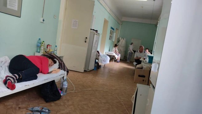 Третья ласточка от Генпрокурора  После жалобы пенсионерки – инвалида первой группы, которая трижды в неделю получает заместительную почечную терапию, Генпрокурор России поручил проверить, насколько эффективно в Забайкальском крае и других регионах страны органы власти реализуют полномочия по оказанию содействия нефрологическим больным в транспортировке к месту проведения гемодиализа.  В регионе имеется много проблем с реализацией права граждан на доступную медицинскую помощь. Я сегодня поручил прокурору края разобраться с этой проблемой, провести проверку. Мы дополнительно рассмотрим возможность транспортировки больных, в том числе через службу социального такси, для проведения медицинских процедур в поликлиниках и больницах  - заявил Игорь Краснов  ZAB.RU