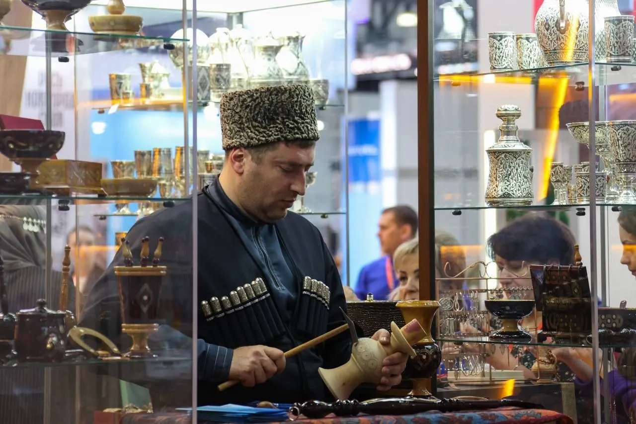 Национальную премию в области народных художественных промыслов впервые учредило Правительство России Мастера предприятия и проекты сохраняющие культурное наследие страны и развивающие традиционные ремёсла получат государственную поддержку Премия будет присуждаться на конкурсной основе по 10 номинациям среди которых лучший мастер лучший молодой специалист лучшее предприятие в сфере НХП лучший туристический маршрут по местам традиционных промыслов и другие Принять участие могут органы местного самоуправления предприятия индивидуальные предприниматели и самозанятые мастера РИА Дагестан в МАХ