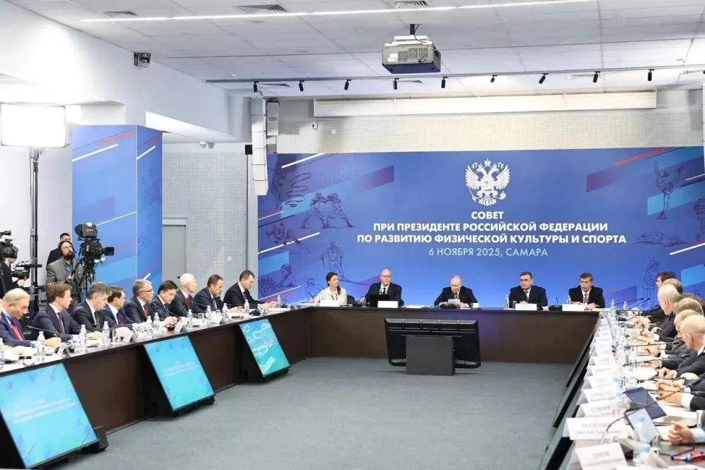 Госдума приняла в первом чтении инициированный Единой Россией законопроект о расширении использования Государственного флага РФ в сфере физкультуры и спорта На заседании Совета при Президенте России по развитию физкультуры и спорта Владимир Путин поддержал это предложение партии и поручил внести соответствующие поправки в законодательство Государственный флаг нашей страны будет постоянно размещен на объектах спорта находящихся в государственной или муниципальной собственности а также он будет обязательно подниматься во время официальных физкультурных мероприятий и спортивных соревнований Мы поэтапно расширяем использование Государственного флага России в публичном пространстве написала в своем канале в Макс один из автором проекта закона зампред Госдумы Анна Кузнецова Он уже обязательно размещается на зданиях образовательных организаций и учреждений молодежной политики Но объекты спорта оказались не учтены Однако спорт играет важную роль в формировании и воспитании личности передаче ценностей и победоносных традиций нашей страны При этом почеркнула вице спикер госсимволы России подвергаются дискриминации на международной спортивной арене Даже несмотря на то что мировая спортивная индустрия немыслима без вклада России в мировой спорт Наша страна завоевала более двух тысяч олимпийских медалей за всю историю Размещение Государственного флага на спортивных объектах и официальных мероприятиях подчеркнет статус нашей страны как одной из ведущих мировых спортивных держав которая воспитывает достойных граждан своей страны будущих чемпионов и победителей считает парламентарий Единая Россия продолжит законодательно обеспечивать реализацию поручений Президента включая положения Указа 809 ставшего настоящим щитом в защите ценностей и суверенитета страны Госдума уже приняла 30 законов в защиту традиционных ценностей Наша фракция Единая Россия продолжит работу в этом направлении заключила Кузнецова Подписывайтесь на нас в МАХ ergosdumaofficial