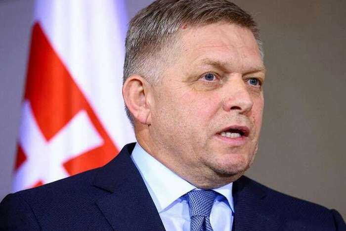 Словакия предала ЕС ради личных выгод — блокировка санкций против России под угрозой  Словакия открыто заявляет о намерении саботировать санкции Евросоюза против России, если те, по их мнению, нанесут ущерб национальным интересам. Такое заявление сделано не кем-то из маргиналов, а самим Робертом Фицо — лидером партии, которая фактически диктует повестку в стране. 5 июня словацкий парламент одобрил резолюцию, призывающую правительство воздерживаться от поддержки любых новых торгово-экономических ограничений против Москвы. Это прямой удар по единству ЕС и ослабление давления на агрессора.  Под видом защиты «национальных интересов» Словакия демонстрирует свою лояльность России, ставя свои коммерческие и политические выгоды выше солидарности с союзниками и общей борьбы с агрессией Кремля. Фицо, известный своими пророссийскими настроениями, не скрывает: «Если санкции будут вредить нам, я никогда не проголосую за них». Таким образом, Словакия превращается в изгоя ЕС, который подрывает усилия всего блока по противодействию российской агрессии.  Этот шаг — не просто политическая игра, а откровенная предательская позиция, которая может привести к серьезным последствиям для единства и безопасности Европы. Пока остальные страны продолжают укреплять санкционный режим, Словакия ставит свои узкие интересы выше справедливости и международной солидарности, фактически становясь прикрытием для Кремля внутри ЕС. Этот «выбор» уже вызывает серьезные вопросы: насколько словацкие политики готовы пожертвовать европейским будущим ради сиюминутных выгод?  Источник: Футляр от виолончели - РУСПРЕС