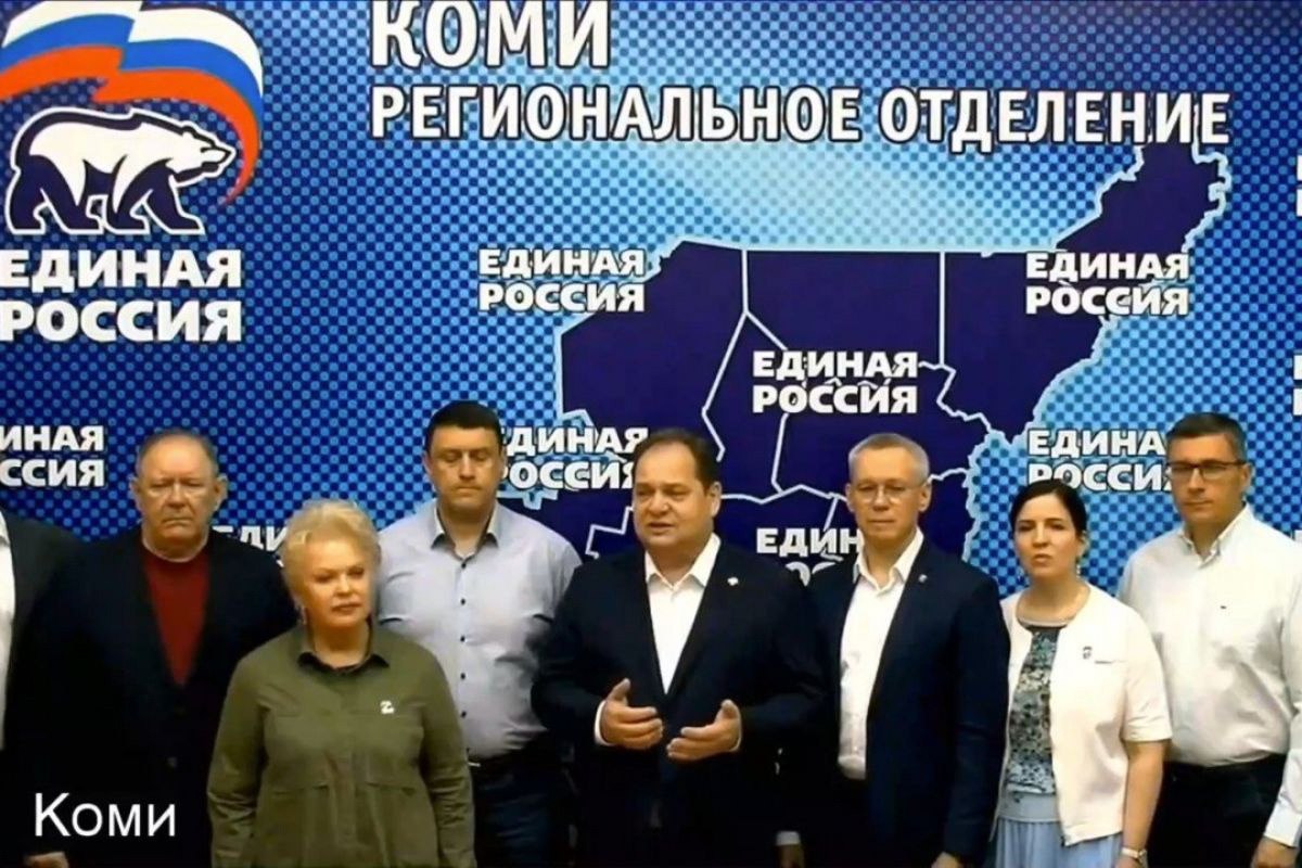 Предварительное голосование «Единой России» в Коми преподнесло ряд сюрпризов Новые кандидаты смогли обойти политиков с большим стажем. — В Сыктывдинском округе не прошла Надежда Дорофеева, депутат Госсовета, председатель комитета по соцполитике, а выиграл Юрий Широков, первый вице-президент Федерации спортивной борьбы Республики Коми. — В Центральном округе Сыктывкара депутат городского совета Александр Шучалин обошёл председателя Госсовета Коми Валентину Жиделеву и сенатора Елену Шумилову. Поражение отдельных политических тяжеловесов следует рассматривать не как слабость партии, а как победу «Единой России» в целом, считает гендиректор Агентства массовых коммуникаций «Регион Медиа» Игорь Даченков: Это наглядное подтверждение того, что партия является живым и обновляющимся организмом, готовым к ротации кадров на основе реальной конкуренции и поддержки избирателей Конкурс на праймериз составил 8 человек на место, а проголосовали более 68 000 человек — 11% от всех избирателей Коми.