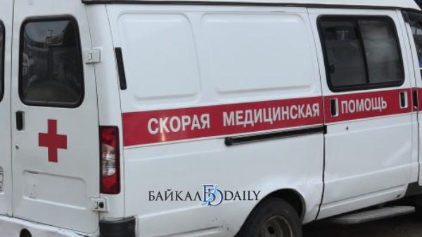 В Улан Удэ очередной неадекват дебоширил в карете скорой помощи Пьяный мужчина лежал на земле на остановке Прохожие вызвали ему скорую помощь Приехавшие медики загрузили пьяного в автомобиль и повезли в больницу Однако в пути он стал вести себя агрессивно и пытался напасть на водителя скорой Прибывшие росгвардейцы повезли мужчину не в больницу а прямиком в отдел полиции