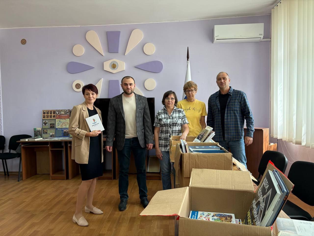 Знания Библиотечный фонд пополнен замечательными книгами По поручению первого заместителя губернатора Херсонской области Павла Шувалкина библиотечный фонд Новокаховской городской библиотеки 2 пополнился новыми интересными и познавательными книгами Это событие стало еще одним шагом к развитию культуры чтения и расширению кругозора наших горожан В фонд библиотеки поступили современные издания которые не оставят равнодушными ни детей ни взрослых увлекательные книги для юных читателей а также издания посвященные культурным событиям достижениям человечества историческим событиям известным личностям политикам и историкам Каждый сможет найти что то по душе Новые книги станут источником радости знаний и вдохновения для многих поколений читателей Администрация и временно исполняющий полномочия главы городского округа город Новая Каховка Владимир Оганесов благодарят Павла Шувалкина за такую интеллектуальную поддержку новокаховчан