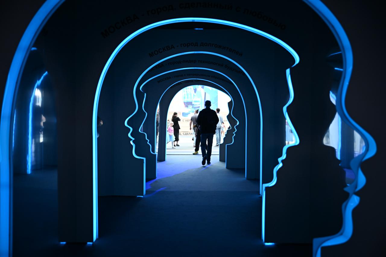 ИИ начинает заменять и стилистов и фотографов и тех с кем можно обсудить самые личные вопросы Менять или нет работу как помириться с подружкой и наладить отношения с родителями Разговор с ИИ строится как обычно определяется проблема затем тактичные наводящие вопросы уточнения и способы решения В отличие от дружеских посиделок варианты выхода из ситуации конкретные например в случае смены работы почти моментальный подбор активных вакансий в нужной сфере Специалисты МТС гарантируют и приватность и безопасность подобного общения Сервис не дает рекомендаций в случае проблем с ментальным здоровьем или травматическим опытом Есть табуированные темы на которые ассистент просто не будет отвечать А при нажатии кнопки Очистить диалог забывает всю историю переписки и начинает общение с чистого листа