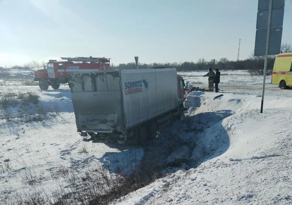 В Самарской области на трассе фура скатилась в кювет  17 февраля в 10:51 На 68-м км трассы Осинки-Приволжье водитель грузовика МАN допустил съезд в кювет. Пока неизвестно, по какой причине произошло ДТП. Помощь мужчине из фуры не понадобилась.